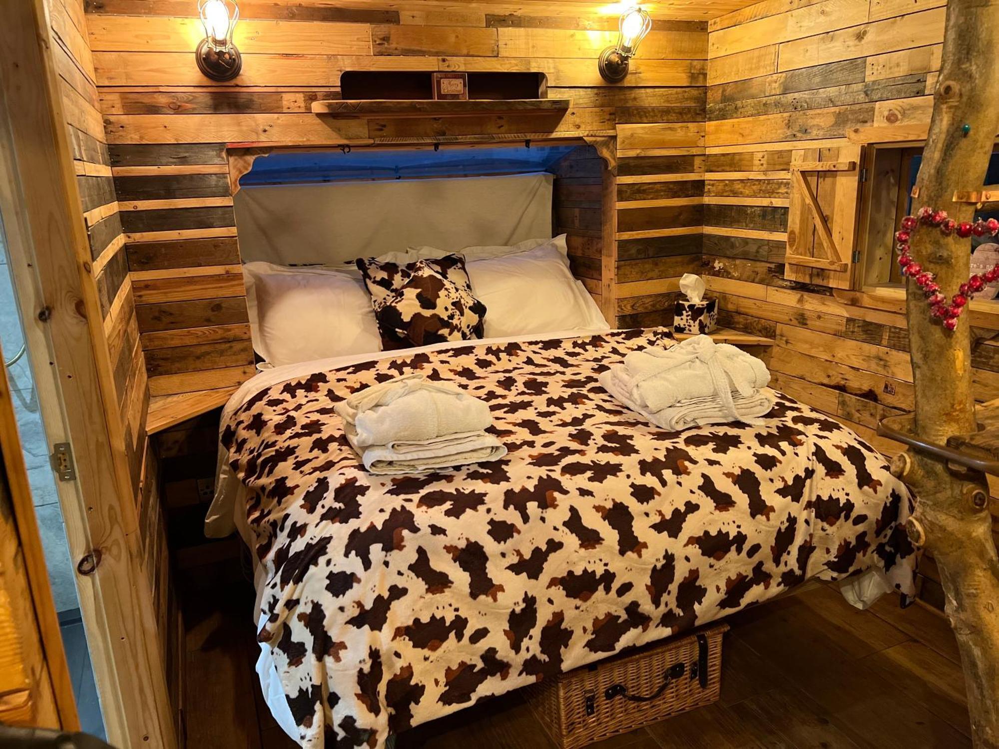 Burtree Country House, Tipi'S, Treehouse & Lodge & House Rooms With Hot Tubs In A Private Garden ثيرسك المظهر الخارجي الصورة